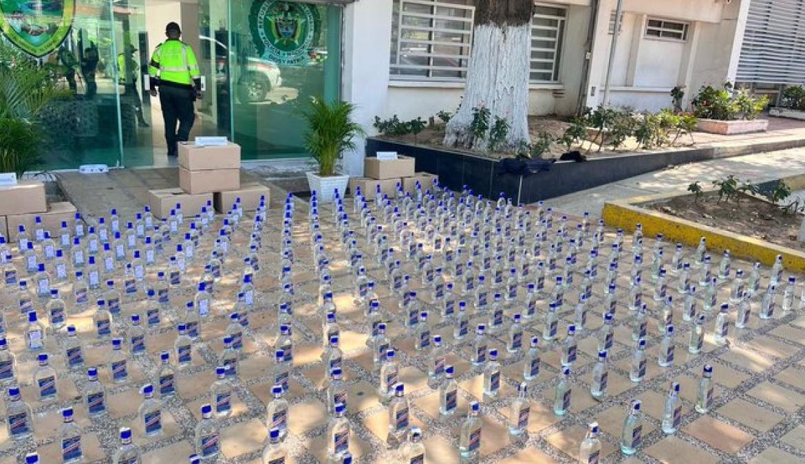 autoridades incautan 300 botellas de licor adulterado