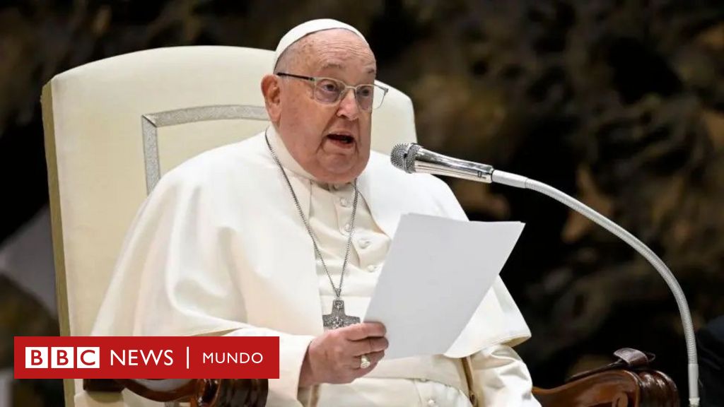 El Vaticano dice que el papa Francisco sigue en estado crítico y que análisis de sangre mostraron una falla renal leve