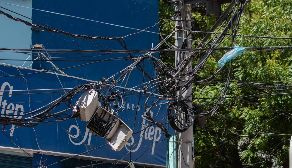 se inició retiro de ‘telaraña’ de cables tras orden judicial