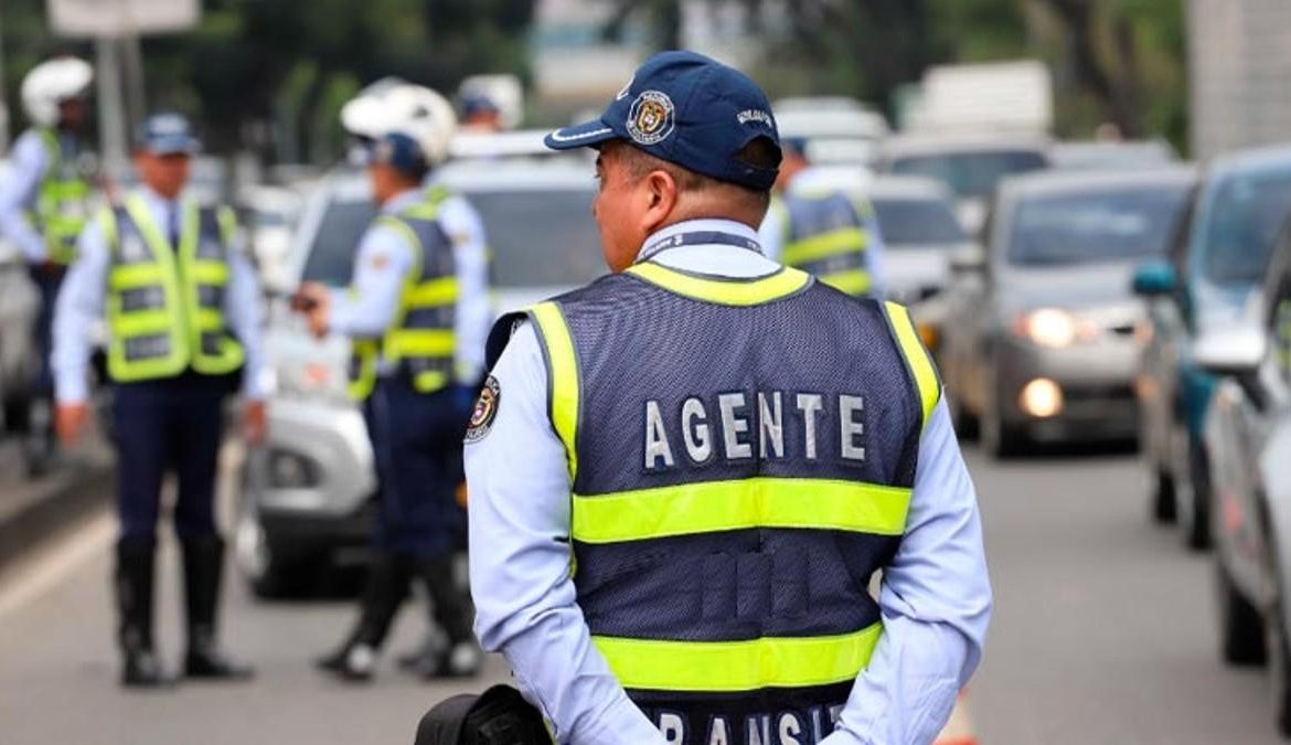‘Me empuja y me golpea en el rostro’