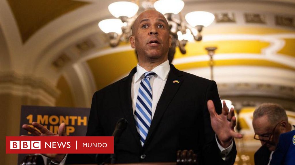 Cory Booker, el senador de EE.UU. que batió un récord al dar un discurso de protesta contra Trump durante más de 24 horas